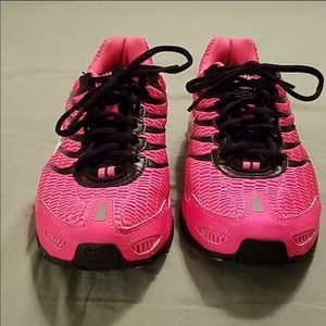 Cute Nike tennis shoes. Barely worn, still look.